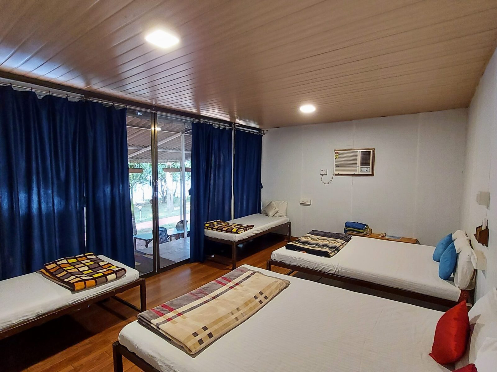 AC FAMILY ROOM (2)